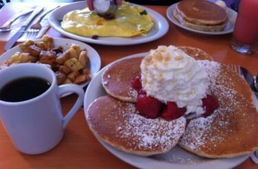 ハワイのグルメを堪能しよう！BOOTS & KIMO’SとEggs’n Thingsでパンケーキを食べよう